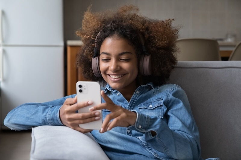 kid playing game in mobile