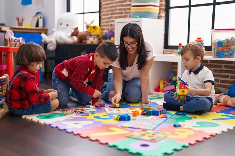 kids playing jigsaw puzzles 