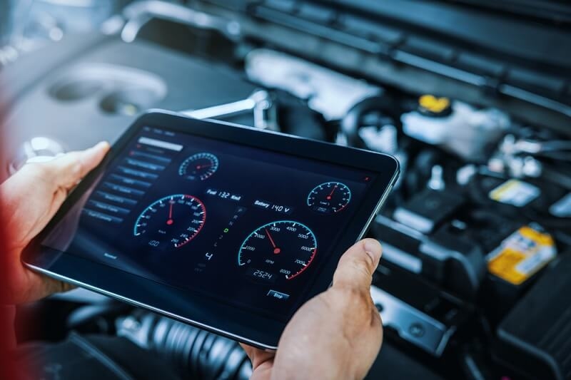 mechanic checking car diagonstic in app