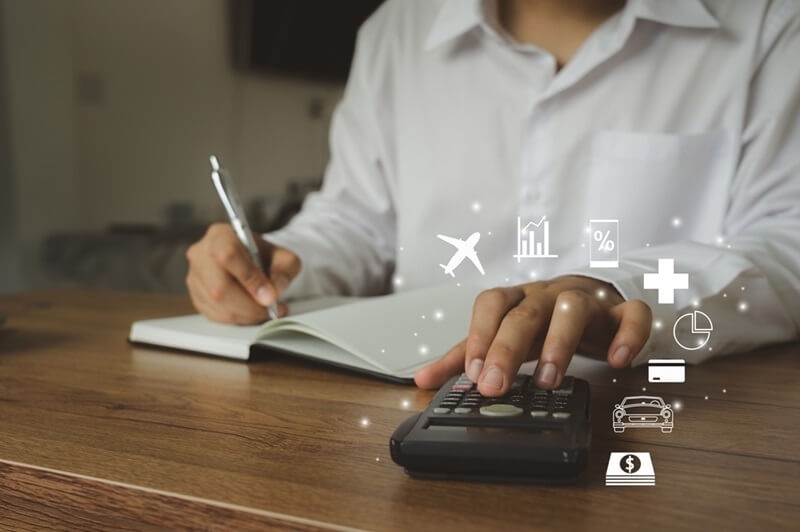 man-managing-insurance-budgeting-checklist