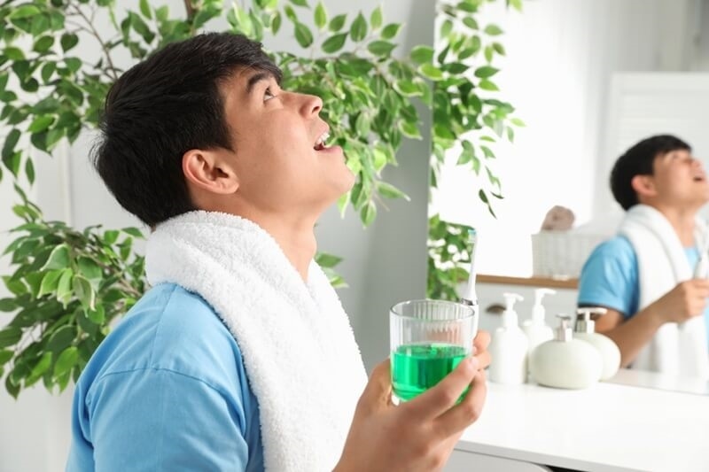 man-rinsing-mouth-mouthwash