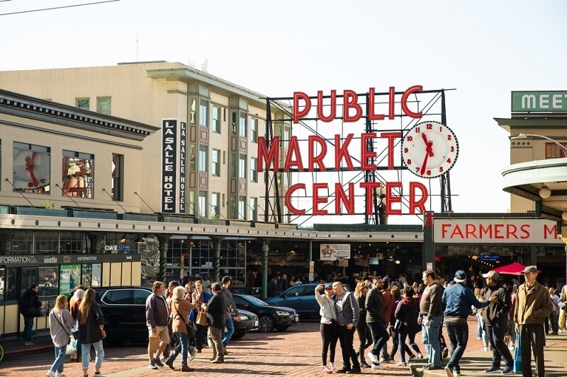 tourists trapsters in public center market