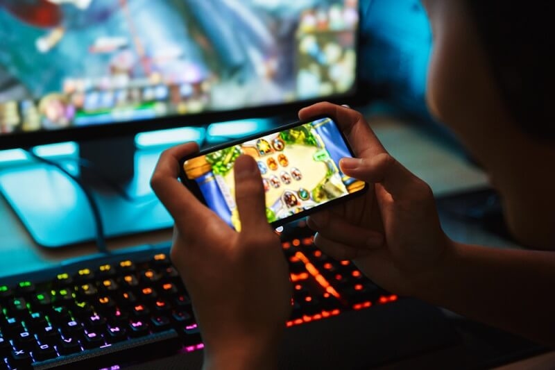 player playing cross platform game in mobile phone