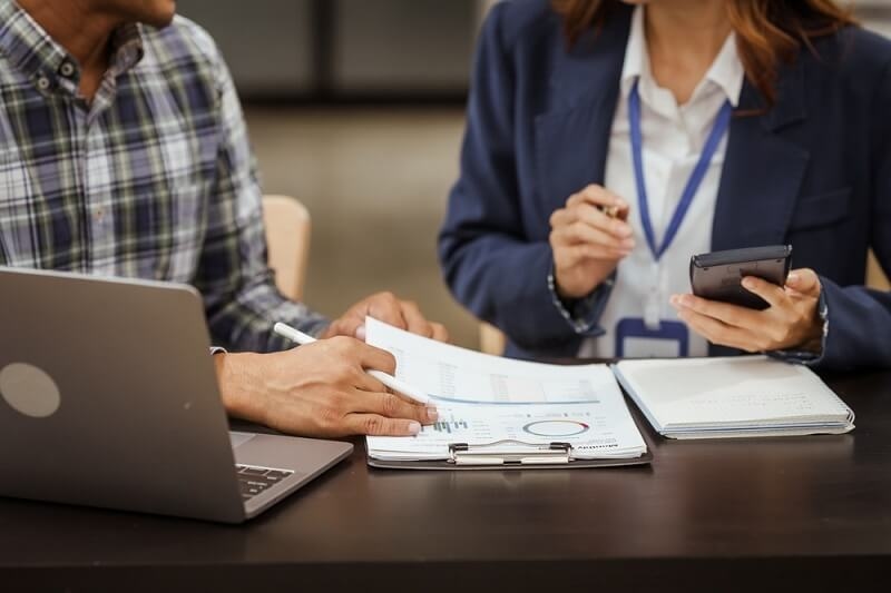 man discussing about investing mutual funds to broker