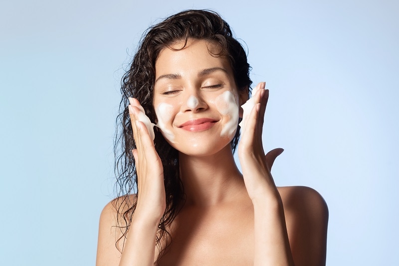 woman washing foam face by natural foamy gel