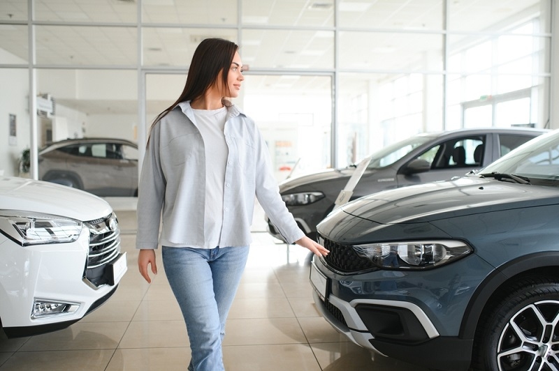 woman choosing car