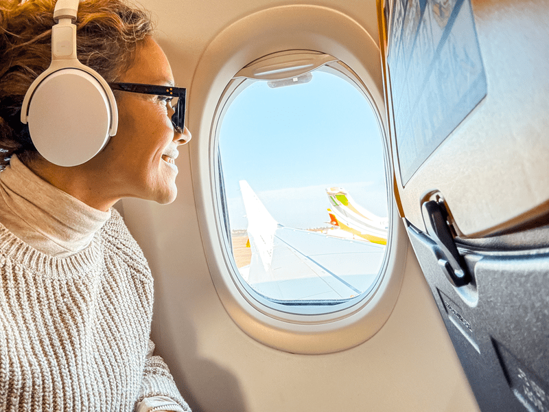 travel headphones best, sound blocking earphones, wireless headphones travel, audio gear flights, quiet listening devices