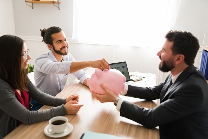 opening-savings-account-happy-couple