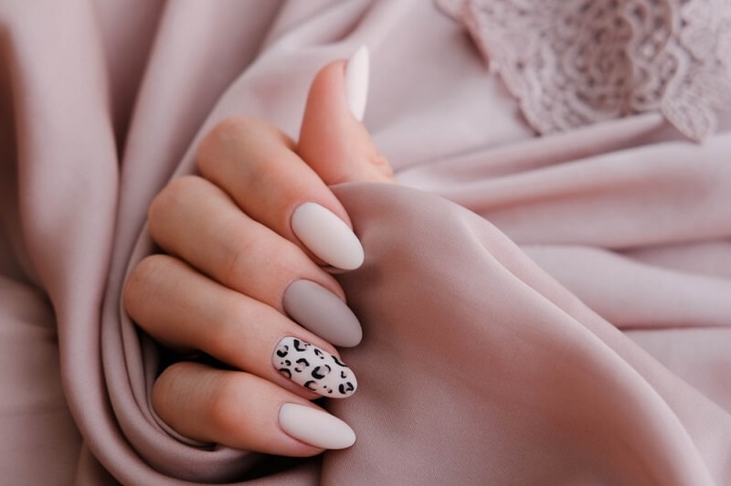 women with her oval shaped nails