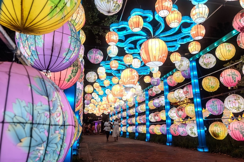 Philadelphia, PA, USA Hanging Lantern Ball Installation Overhead