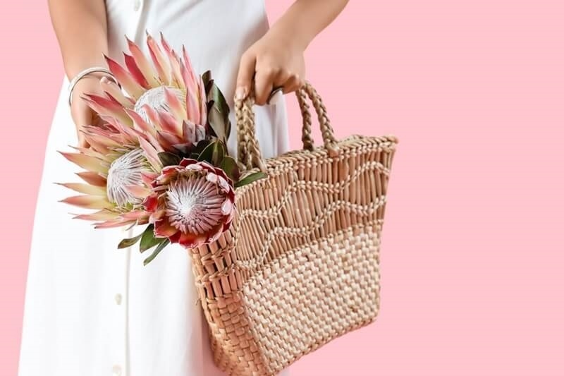 raffia-handbags-with-flower-bunch