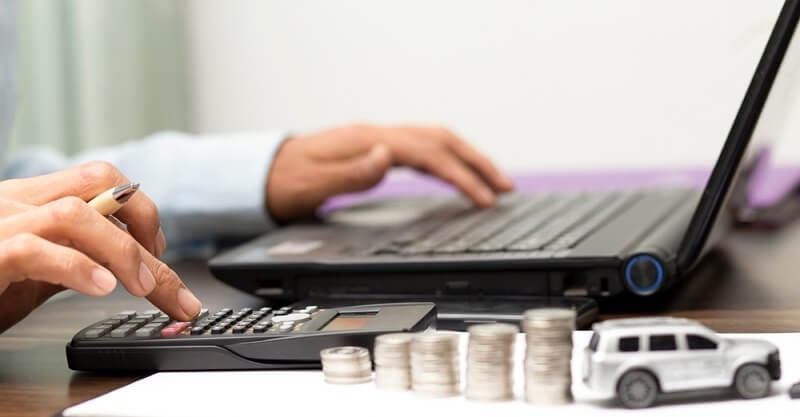 bank employee calculating EMI offers after refinancing