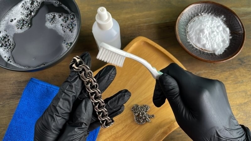 remove-tarnish-from-silver-jewelry