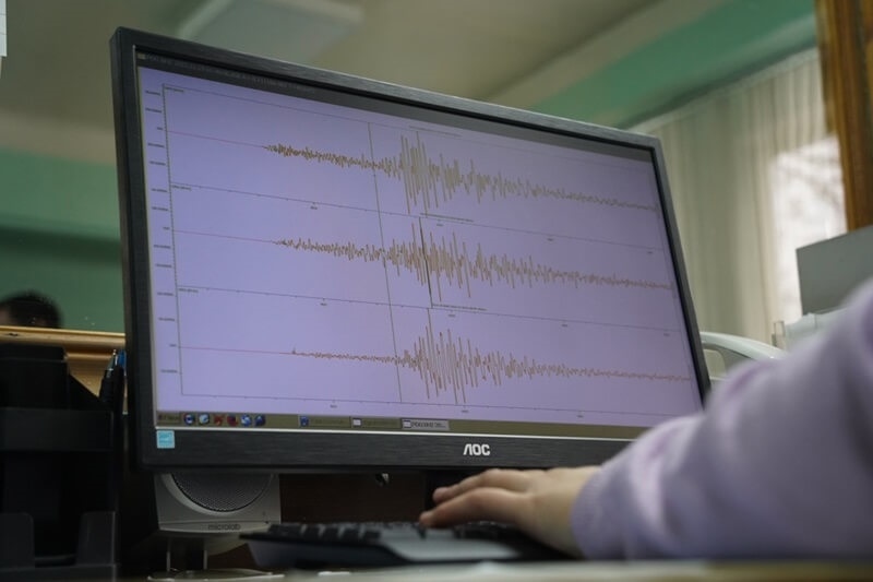 seismogram-earthquake-seismic-activity-record-scale