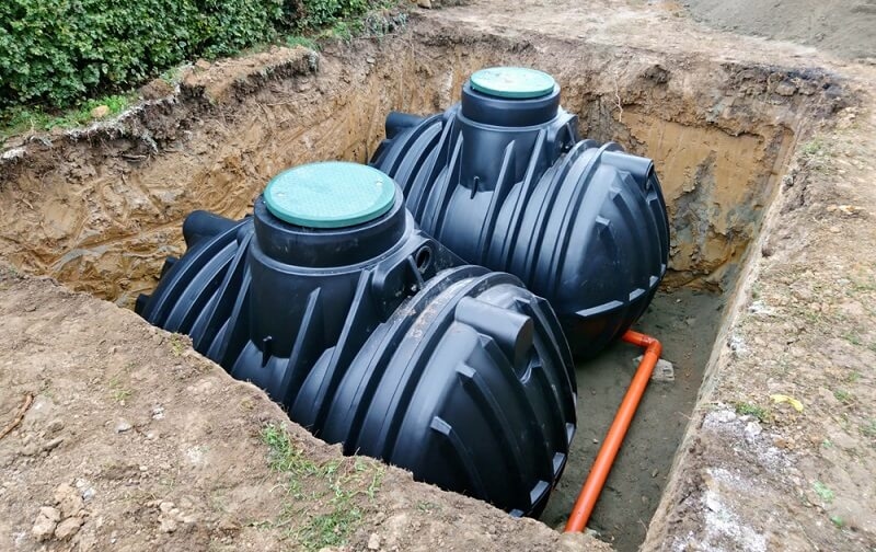 setting up water storing units at construction 