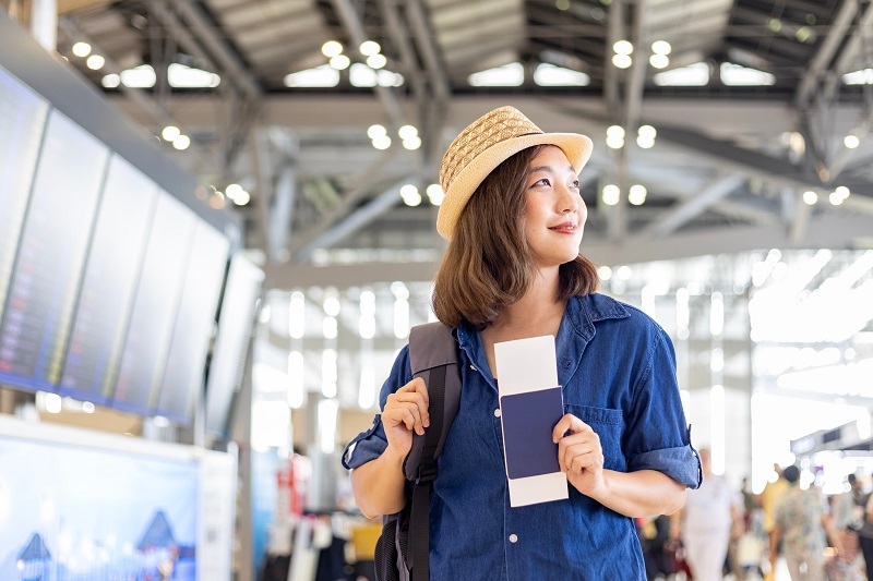 solo female traveler at airport