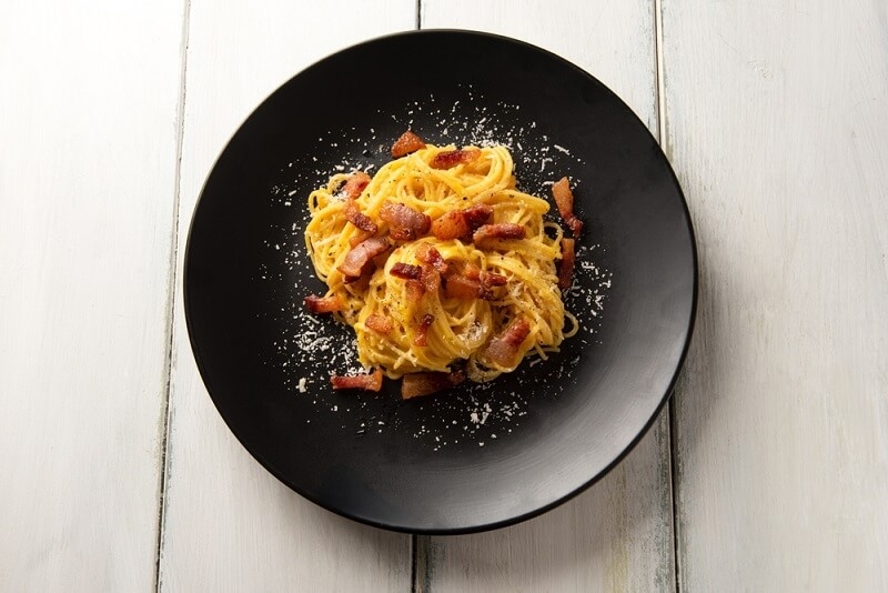 spaghetti carbonara in plate