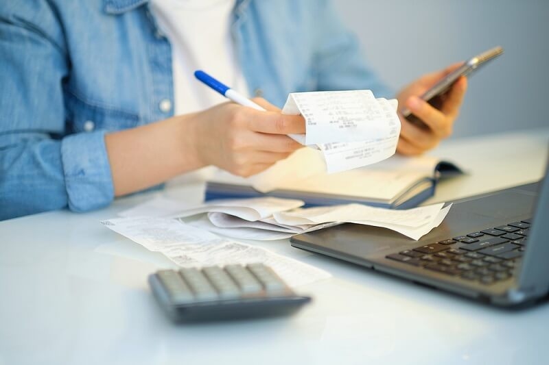 woman tracking her expenses and making a list