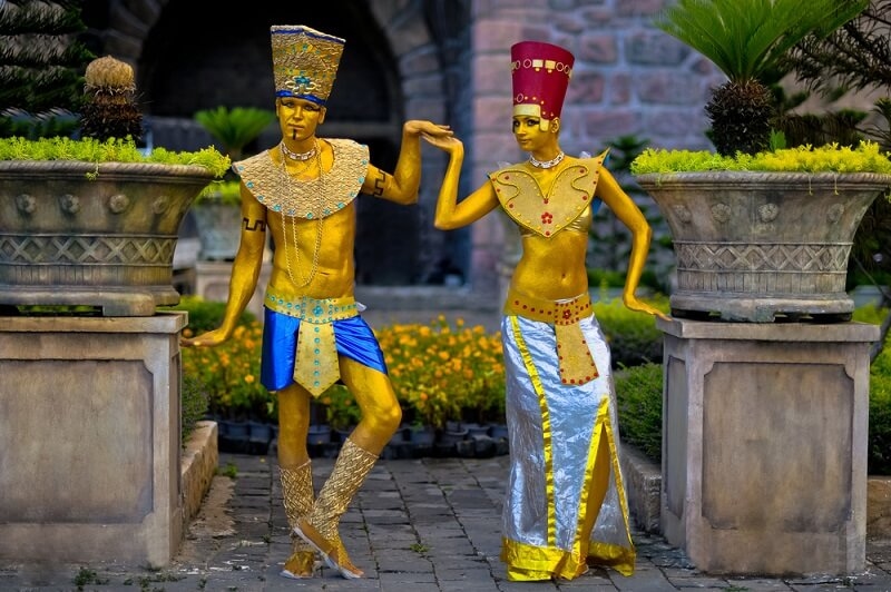 egyptian couple statue wearing bearded crowns