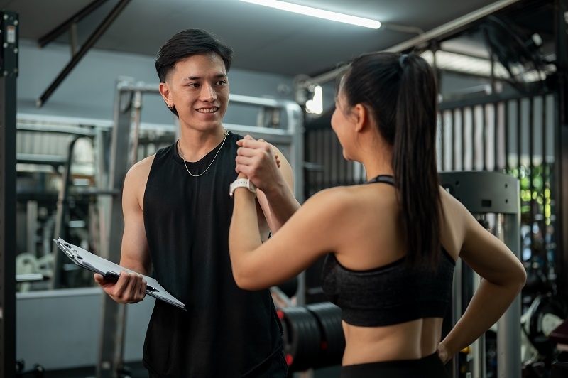 trainer promising results to women trainee