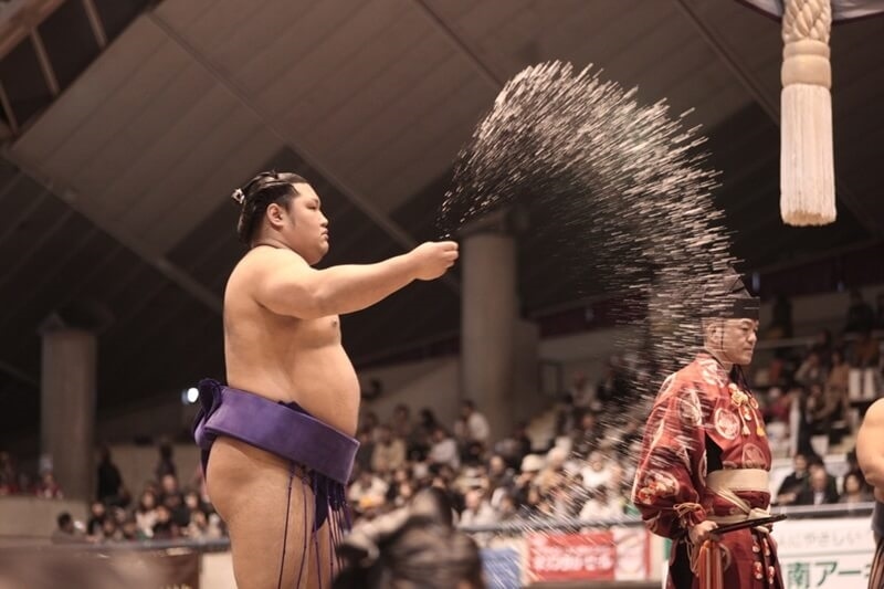 sumo-wrestlers-throw-salt