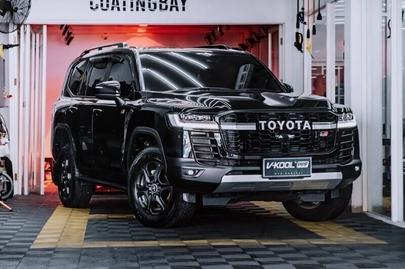 Discover the New Toyota Land Cruiser LC300 Hybrid 2025