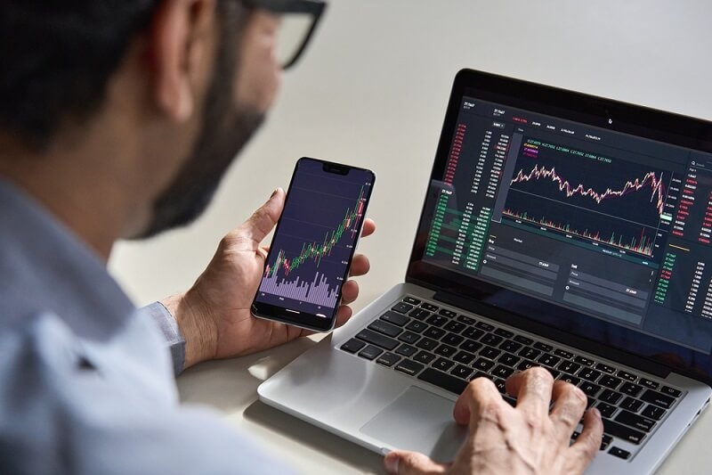 trader trading on crypto exchange platform