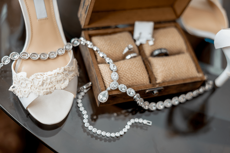 retro wedding jewelry, vintage headpieces, antique bridal style, classic wedding accessories, timeless bridal pieces