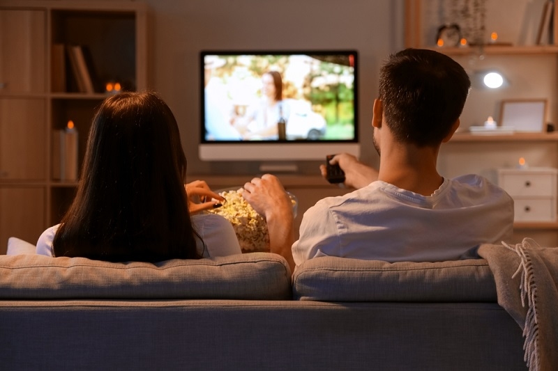 couple watching movie on netflix