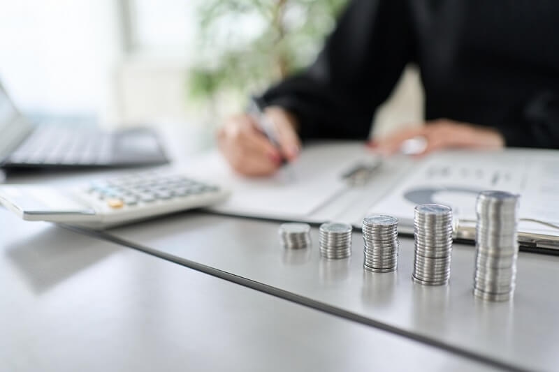 man building wealth and investing in stocks