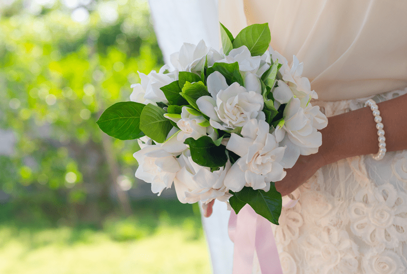 bridal perfume selection, choosing wedding scent, signature fragrance, long lasting perfume, romantic scent guide