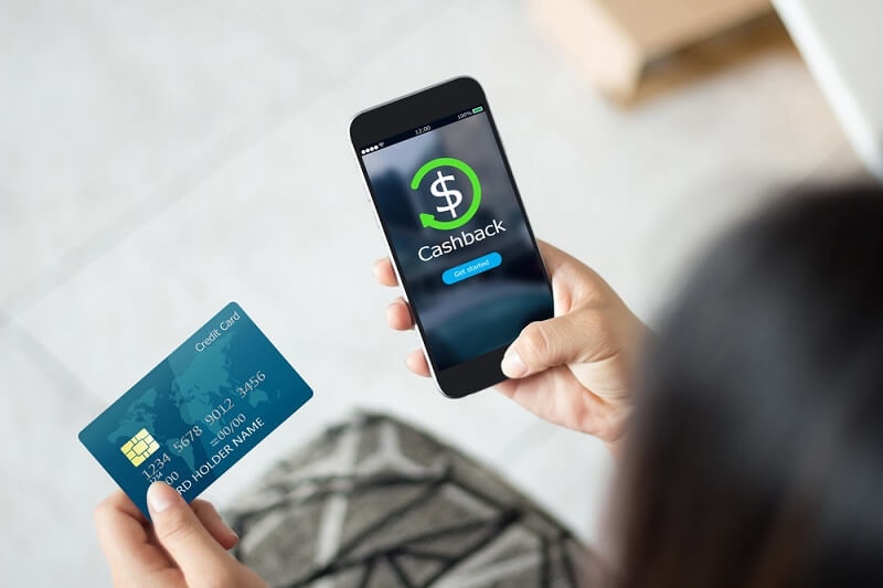 woman getting cashback from credit card 