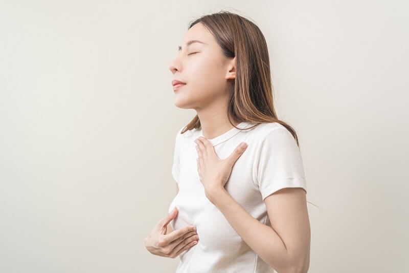 woman feeling vomiting issues due to acidic reaction