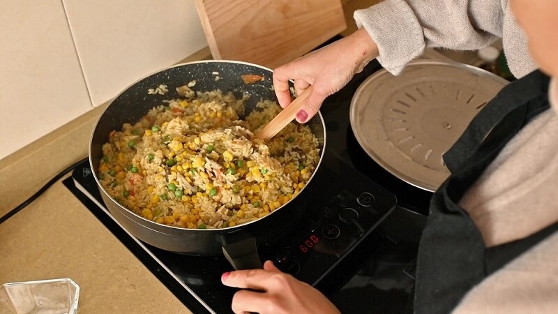 woman preparing paella 