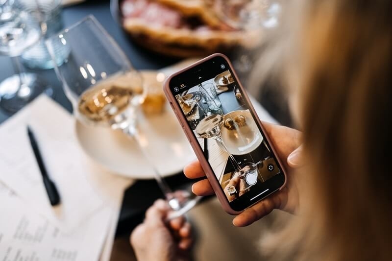 woman putting story of glass in cafe 