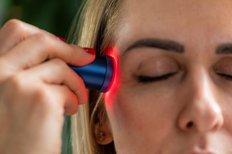 woman getting red light therapy