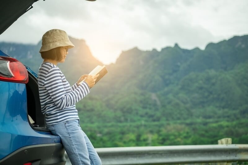 woman-retreats-silent-reading