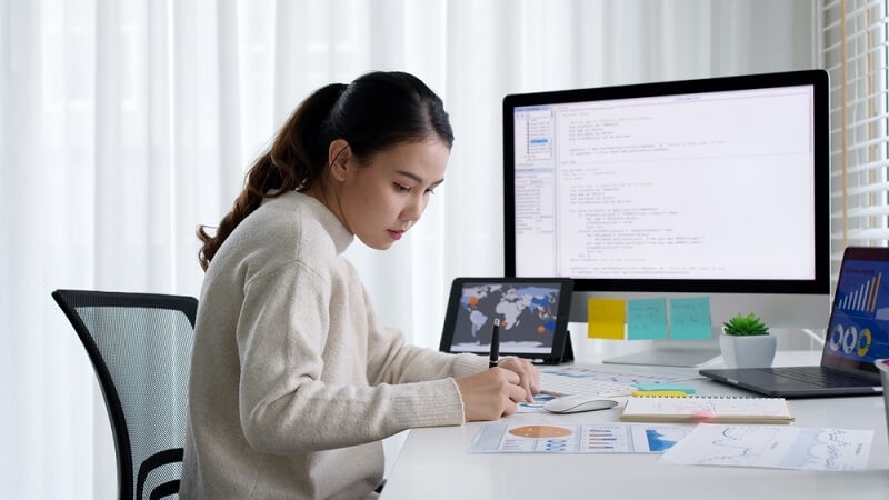 woman working on data analysis