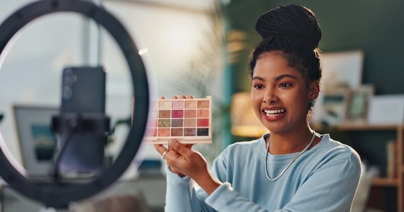 women influencer showing beauty products 