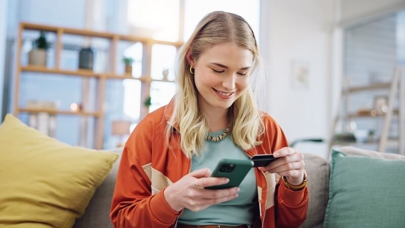 teen shopping online and saving money
