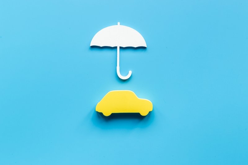 3d car logo with umbrella on top depicting car insurance 