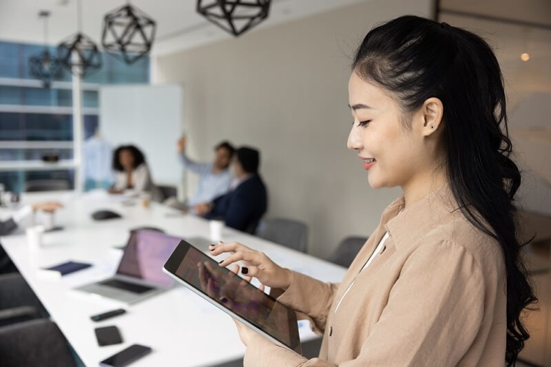 asian woman working on AI knowledge management tool