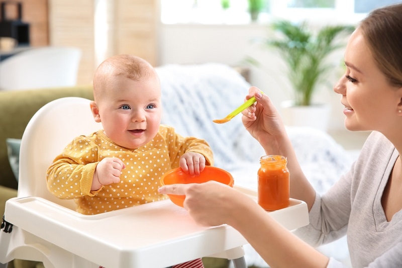 What is Best For Babies? Baby-Led Weaning Vs. Spoon-Feeding 