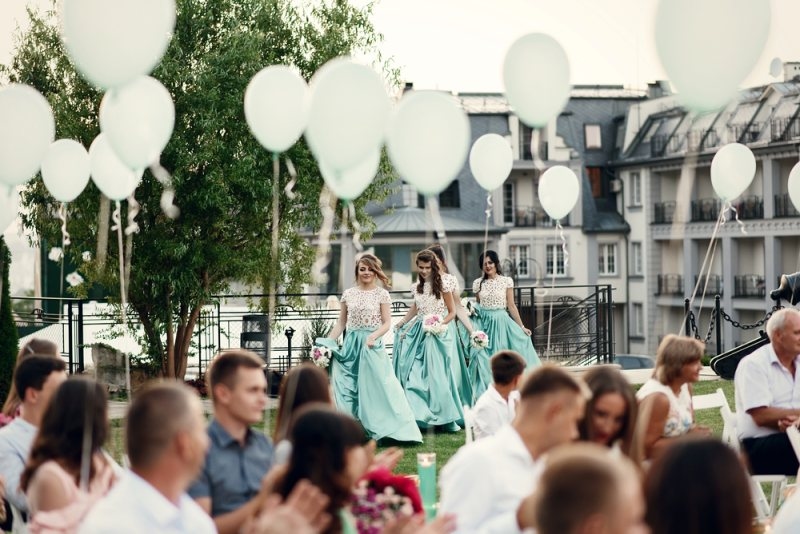 balloon release just before bridal entrance