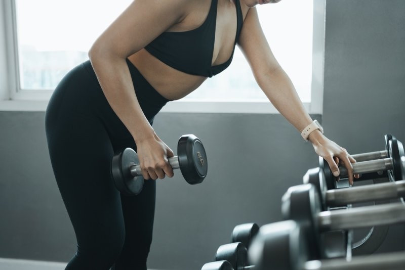Cardio and strength training exercises compared in a gym