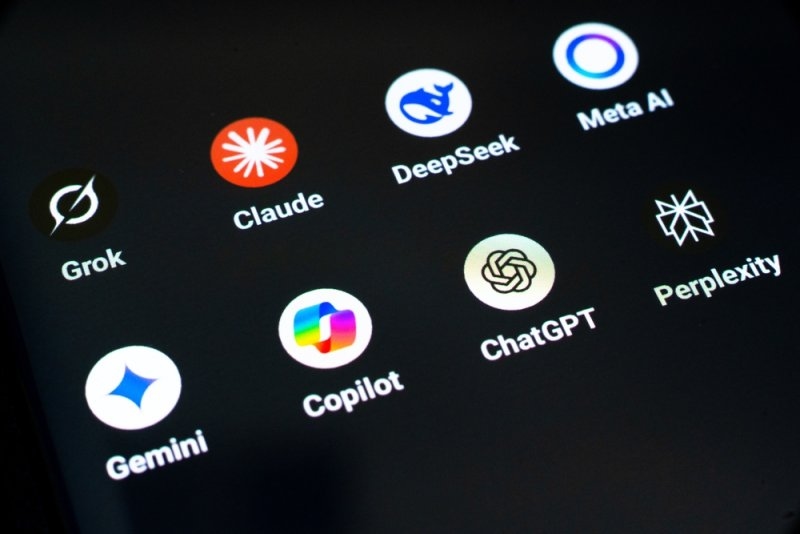Display of AI tools including Claude, Grok, DeepSeek, Gemini, Copilot, ChatGPT, Meta AI, and Perplexity.