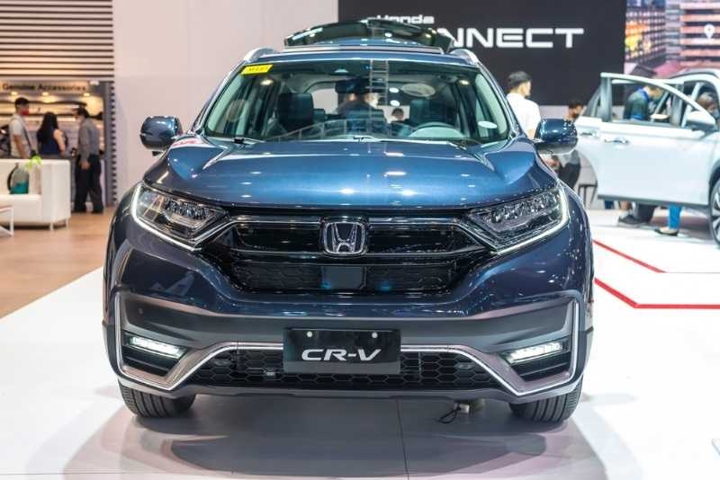Blue Honda CR-V displayed at an indoor auto show exhibition.