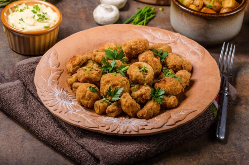 Crispy breaded mushrooms served with creamy dipping sauce.