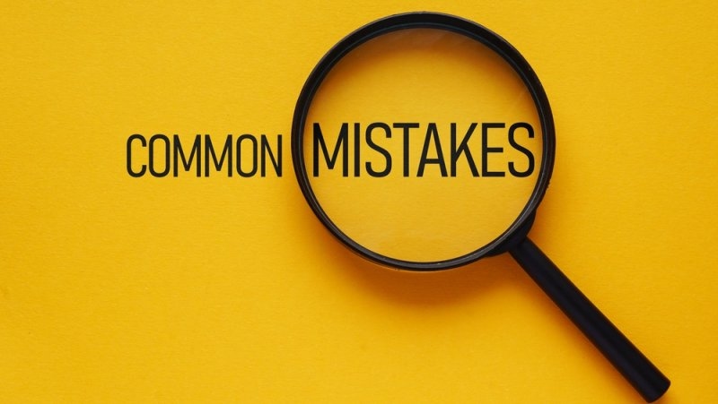 Magnifying glass highlighting the concept of common mistakes.