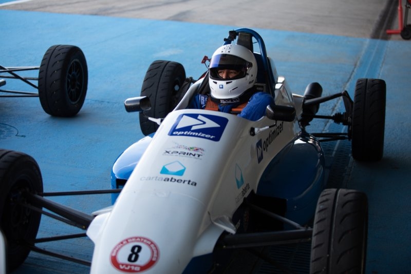 F1 driver in white formula1 racing car
